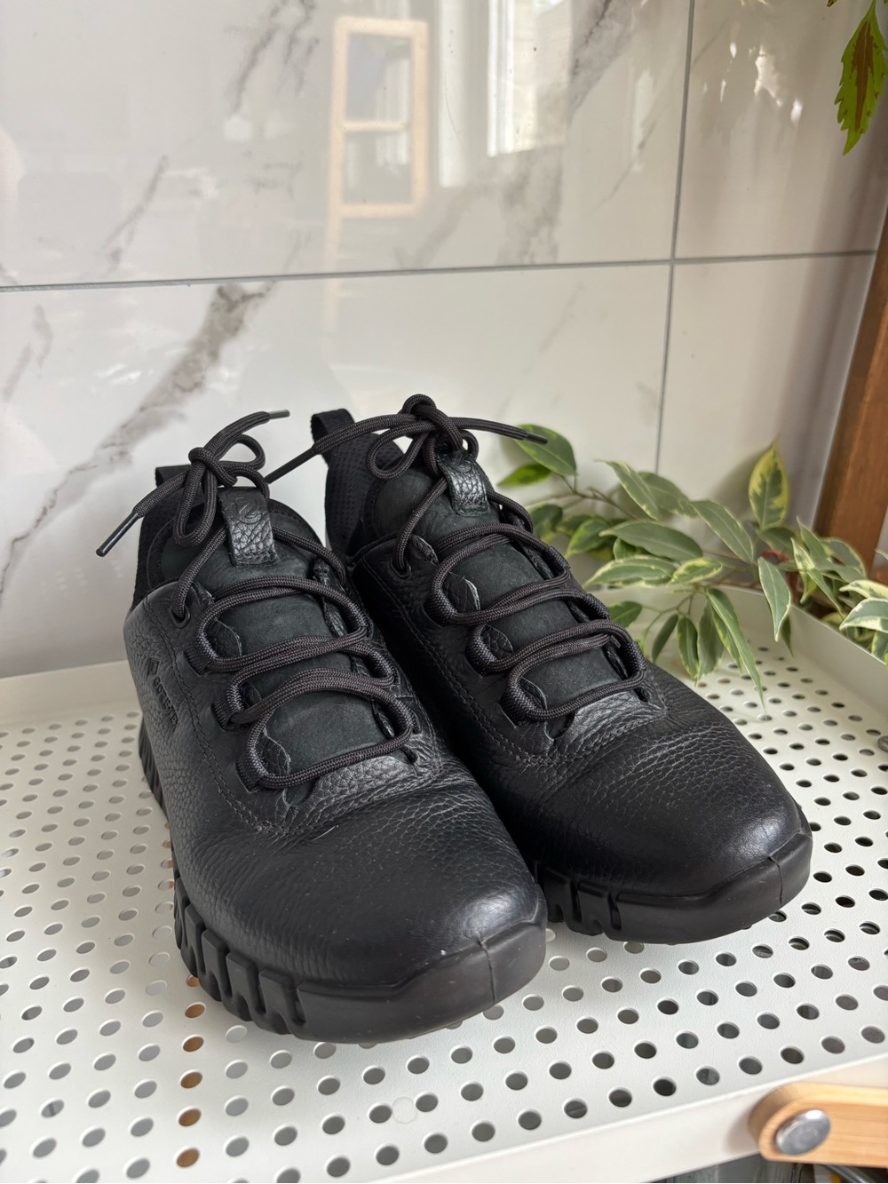 ECCO Gore-Tex Black Leather Sneakers Women’s Size US 6-6.5 Reflective Detail